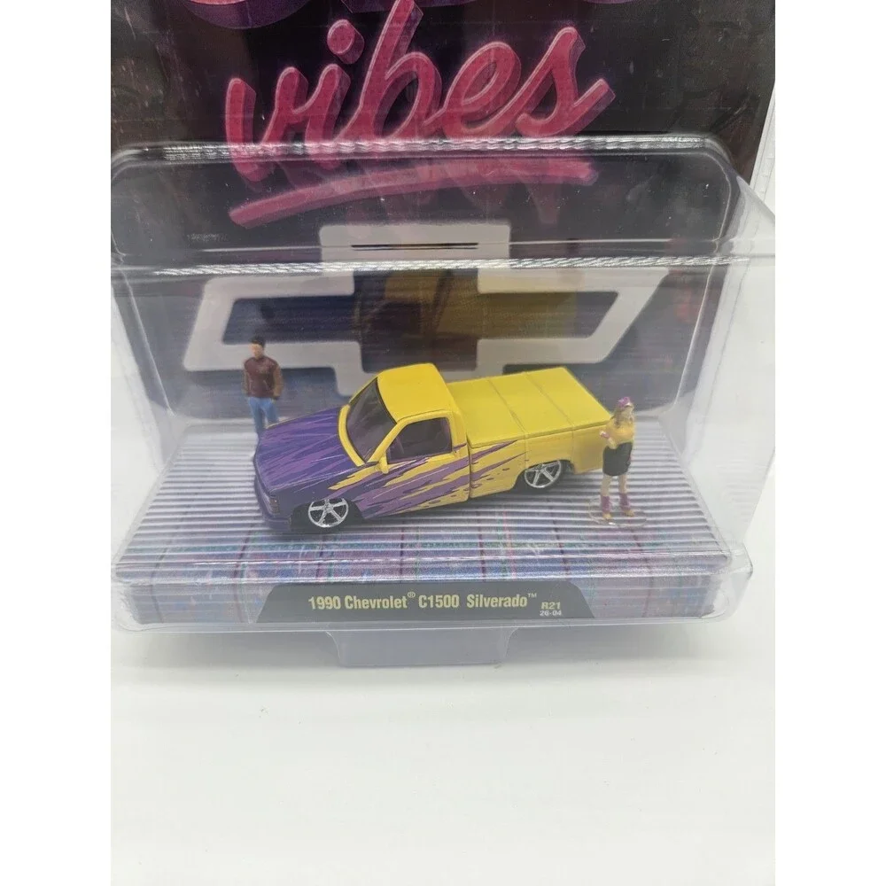 M2 machines 1990 Chevrolet C1500 Silverado OBS Vibes Diecast model car 1:64